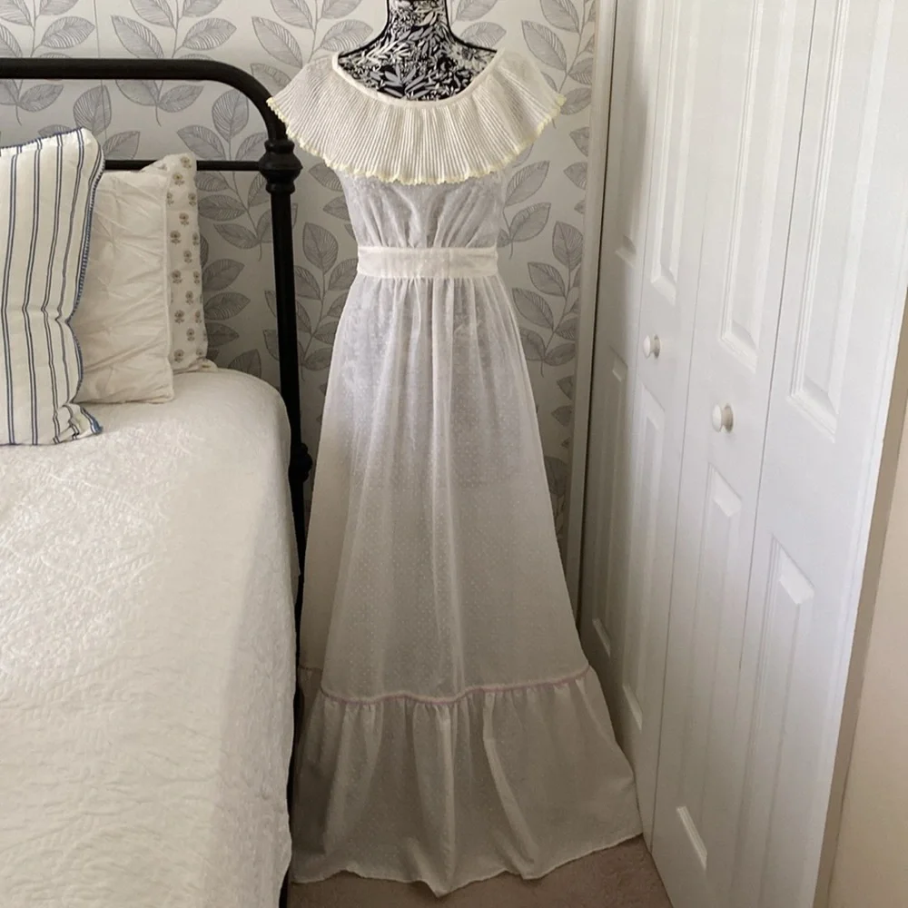 Vintage 1970’s prairie style full length dress with dimensional polka dots - Picture 2 of 14